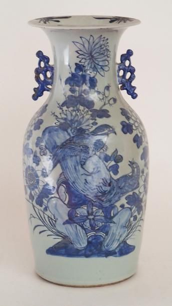 null CHINE Vase en porcelaine de forme balustre décoré en bleu sous couverte d'oiseaux...