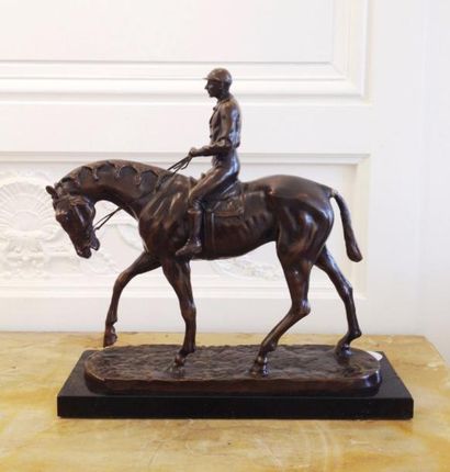 null Pierre-Jules MENE (1810-1879) D'après

Jockey vainqueur du Derby

Bronze patiné...