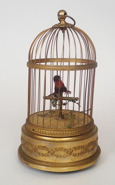 null AUTOMATE CAGE A OISEAU chanteur en laiton doré. Fin XIXème siècle Haut : 27...