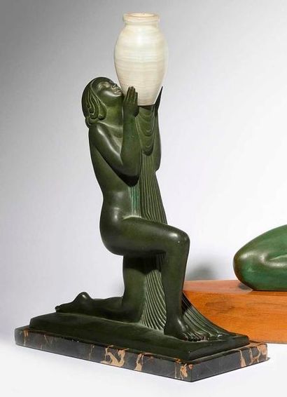 null GUERBE Vestale en régule patiné vert portant un vase onyx blanc, base en marbre...