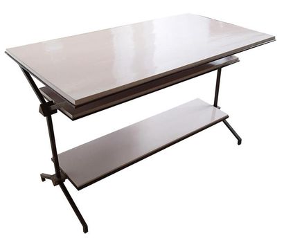 null Travail des années 70 Grande table console en laiton, à trois plateaux rectangulaires...