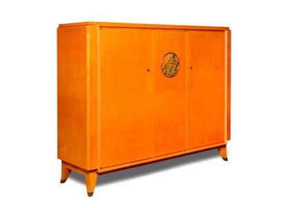 null Jules LELEU (1883-1961) Cabinet en placage de citronnier ouvrant par trois vantaux,...