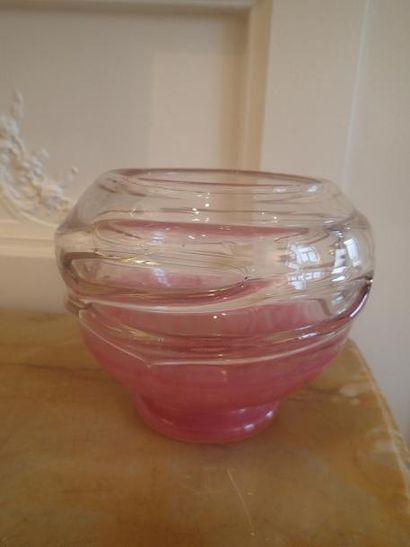 null SCHNEIDER Vase boule en verre rosé. Haut : 16 cm