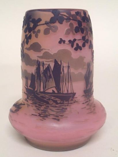 null De VEZ (Camille Tutré de Varreaux) Vase oignon en verre double couche rose et...