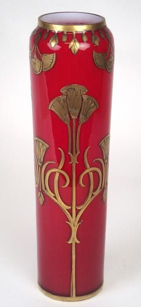 null LEGRAS Vase fuseau en verre rouge à décor de lotus stylisés et incisés doré...