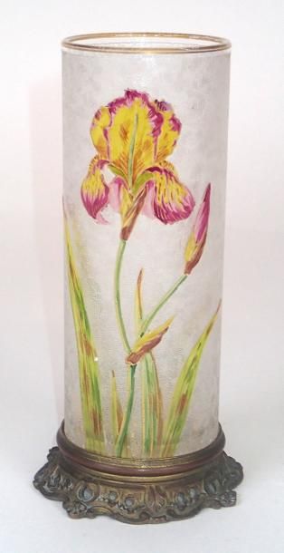 null BACCARAT attribué à Vase rouleau en verre givré à décor d’iris émaillé au naturel...