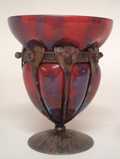 null SCHNEIDER Vase en verre soufflé bleu et rouge dans une monture en fer stylisé...