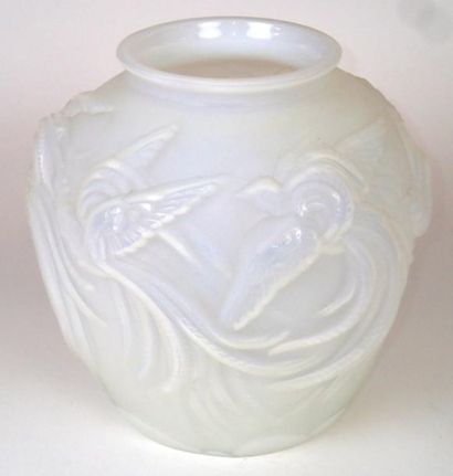 null VERLYS Vase boule en verre soufflé moulé opaque blanc à décor d’oiseaux de paradis...