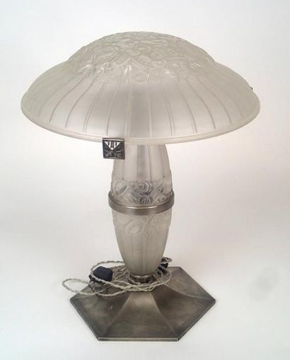 null LORRAIN CROISMARE (verrerie crée par DAUM) Lampe en verre moulé translucide...