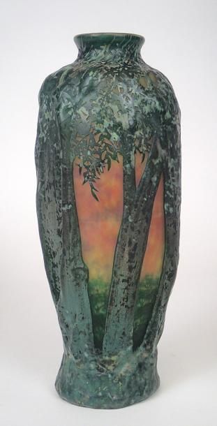 null DAUM NANCY Vase en verre gravé à décor de sous-bois sur fond orangé de village...