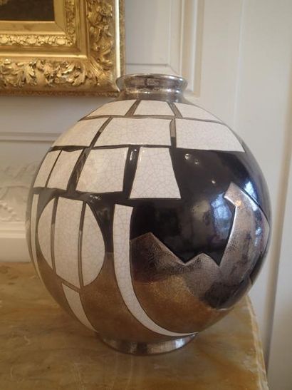 null LONGWY- Création Dunillo CURETTI Grand vase boule en faïence titré «Africa»,...