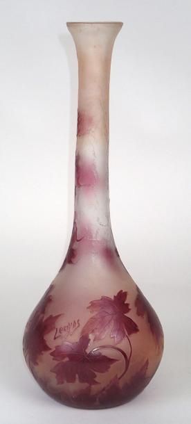 null LEGRAS Vase oignon en verre givré dégagé à l’acide de feuille de vigne vierge...