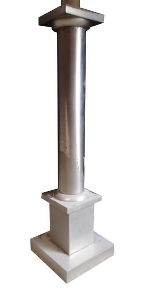 null Pied de lampe colonne Toscane en acier anciennement chromé, vers 1970 Haut :...