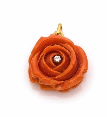 null PENDENTIF en corail stylisant une rose retenant en son coeur un diamant de taille...