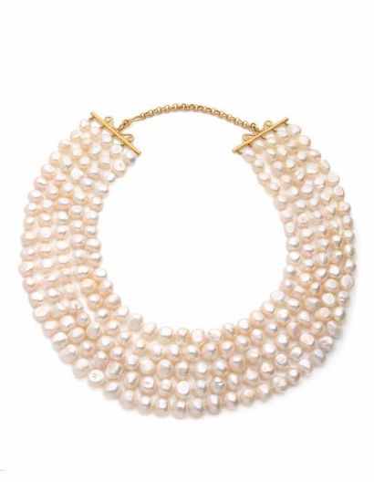 null IMPORTANT COLLIER composé de 5 rangs de perles de culture de forme baroque en...