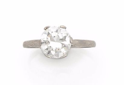 null SOLITAIRE en platine et or gris retenant un diamant de taille brillant moderne...