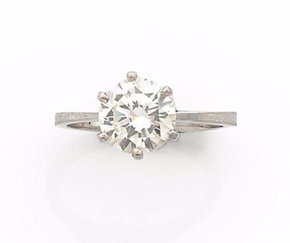 null SOLITAIRE en platine retenant un diamant de taille brillant d’environ 2,40 carats....