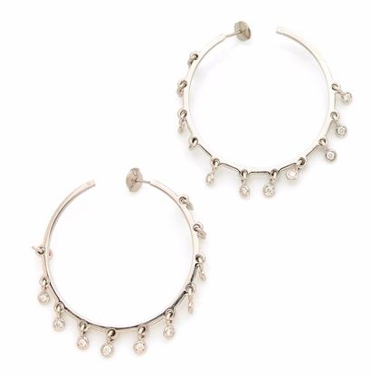 null DIOR PAIRE DE BOUCLES D’OREILLES en or gris de forme créole, ponctuée de diamants...