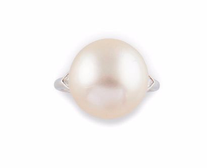 null BAGUE en or gris retenant une importante perle de culture de 14,16 mm de diamètre,...