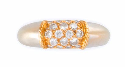 null VAN CLEEF AND ARPELS BAGUE en or jaune et or gris modèle «Philippine» retenant...