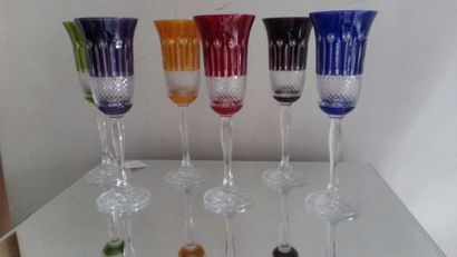 null Suite de 6 FLUTES A CHAMPAGNE en verre de couleur