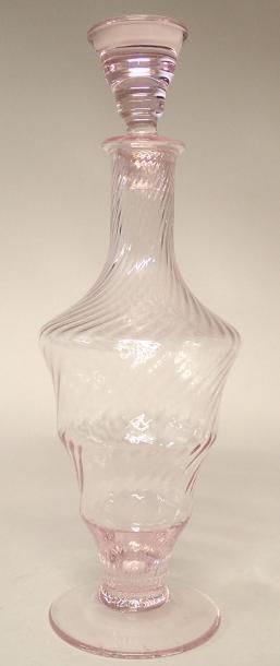 null CRISTALLERIE DE SEVRES Carafe en cristal strié teinté rose. H : 36 cm