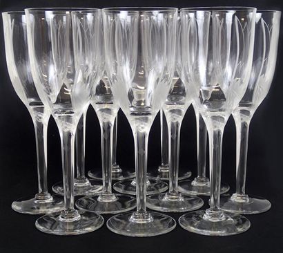 null LALIQUE FRANCE Suite de 12 flutes à champagne en cristal modèle Ange. Très bon...