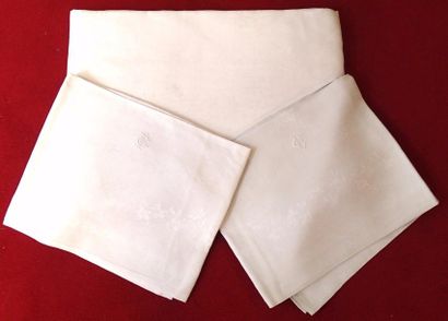 null NAPPE rectangulaire en coton blanc et ses 17 serviettes, brodée aux initiales...