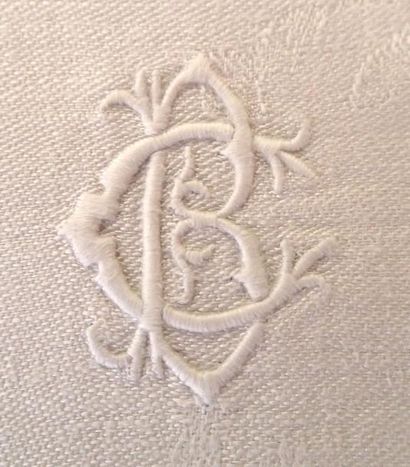 null NAPPE rectangulaire en coton blanc et ses 17 serviettes, brodée aux initiales...