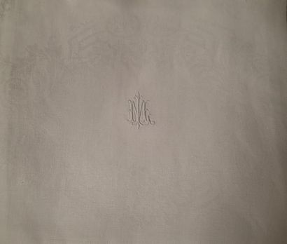 null NAPPE rectangulaire en coton blanc décoré d'initiales ML et 12 serviettes. 400...