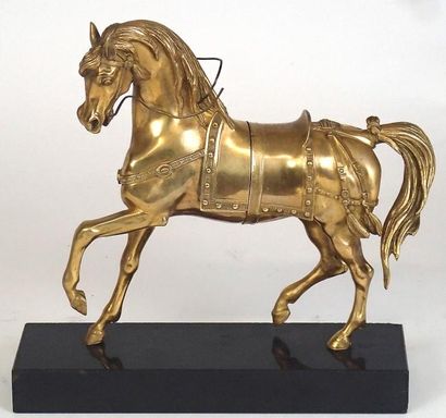 null ECOLE FRANCAISE XIXème siècle Cheval cabré Bronze doré sur socle en marbre noir...