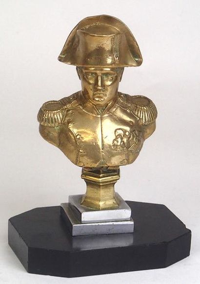 null ECOLE FRANCAISE Fin XIXème siècle Napoléon Buste en bronze doré Contresolce...