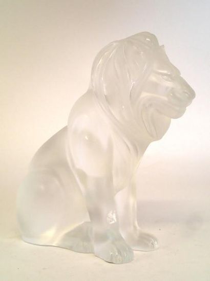 null LALIQUE FRANCE Lion « Bamara » en verre moulé pressé, signé. Haut : 20 cm Bion...