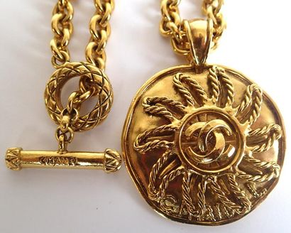 null CHANEL Collection 1994 Sautoir en métal doré retenant un médaillon soleil stylisé...