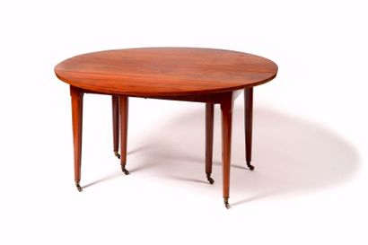 null TABLE DE SALLE A MANGER en acajou de forme ovale reposant sur six pieds à pans...