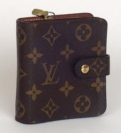 null VUITTON Porte-monnaie en toile et cuir monogrammé. Bon état