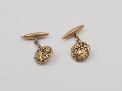 null PAIRE DE BOUTONS DE MANCHETTE en or jaune stylisant un motif floral. Poids brut...