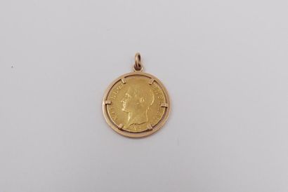 null PENDENTIF en or jaune retenant une pièce de 40 francs en or jaune au profil...