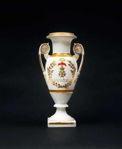 null Vase en porcelaine blanche et or, orné sur les deux faces de légions d’honneur...
