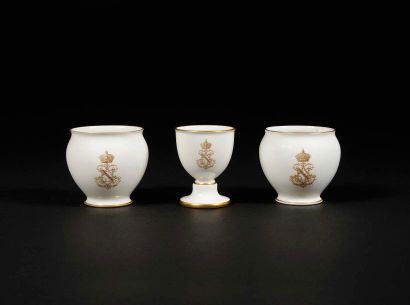 null SÈVRES Un coquetier et deux petits pots à sucre en porcelaine dure à décor en...