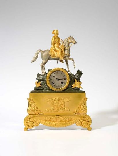 null « L’Empereur Napoléon Ier à cheval » surmontant une pendule à cadran argenté...