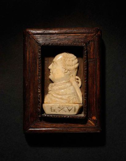 null « Le Roi Louis XVI » en buste de profil. Sculpture en ivoire. Cadre en bois....