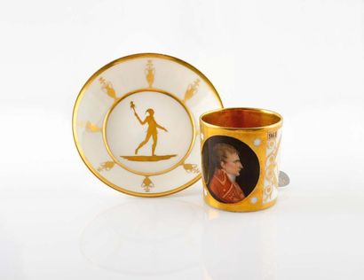 null Manufacture de NAST . (Paris,1784-1835) Fine tasse à café en porcelaine polychrome,...