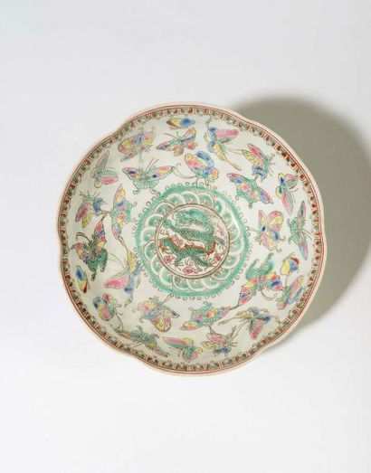 null CHINE Bol polylobé en porcelaine dit « coquille d’oeuf » décoré au centre d’un...