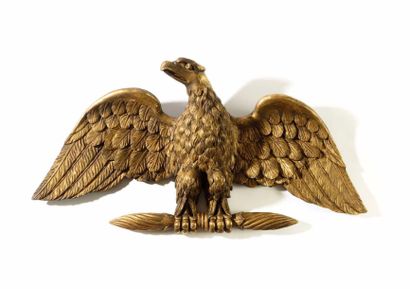 null Grand aigle décoratif de parement, aux ailes éployées, sur fuseau En bois doré...