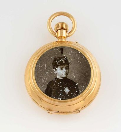 null Montre de gousset en or ornée du portrait photographique du Prince Georges de...