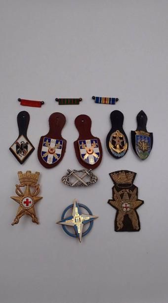null FRANCE – DIVERS Ensemble de 24 insignes régimentaires, porte clés et insignes,...
