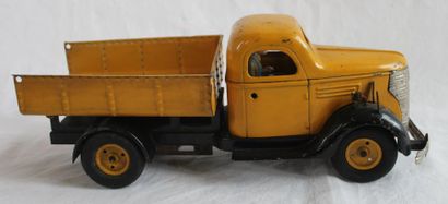 null "Jouets VEBE, camion benne jaune"

Camion benne basculante de la marque Vébé....