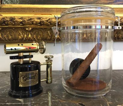 null BOITE A CIGARES en plexi "Cigar Jar" Haut : 20 cm On joint un CHALUMEAU de chez...