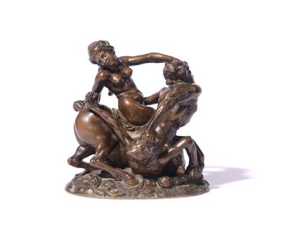 null ECOLE FRANCAISE XVIII-XIXème siècle Centaure levant une femme Bronze à patine...